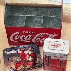 Paquete coleccionable raro de Coca Cola, años 90, caddy, 2 barajas de cartas con lata y caja de lata para máquina expendedora.