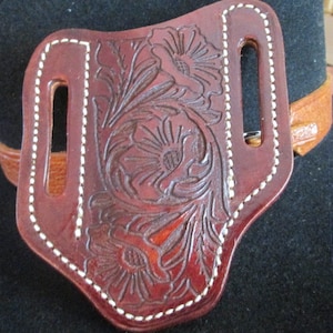 Etui de couteau pliant de trappeur usiné, motif floral sculpté fait à la main pour étuis de couteau de poche de style trappeur à 2 lames pour homme ou femme.