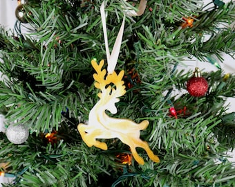 Goldene Weihnachtsanhänger: Handgemachte Rentierbaumschmuck aus Harz