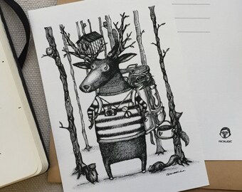 Puede incluir: Ilustración en blanco y negro de un ciervo con una camisa a rayas y una mochila en el bosque. El ciervo camina hacia el lado derecho de la imagen. La ilustración está impresa en una postal blanca con líneas de dirección.
