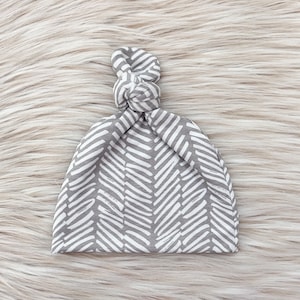 Hoge knoop babymutsje, hoed met grijze en witte print August, hoge knoop hoed, babycadeau, cadeau babymeisje, pasgeboren hoeden, babymutsje, ziekenhuisbabymutsje