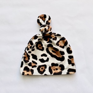 Hoge knoop babymutsje in klimopluipaard, hoge knoop hoed, babycadeau, cadeau babymeisje, pasgeboren hoeden, babymutsje, ziekenhuisbabymutsje, luipaardbaby