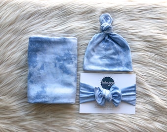 Baby swaddle Blanket in “Sky” Blue Tie Dye with top knot hat, marble print swaddle, baby photo prop, baby boy gift, stretchy swaddle blanket
