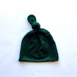 Sombrero de nudo superior para bebé en "Jaxon" Deep Hunter Green, regalo de niño, regalo de niña, sombreros de recién nacido, gorro de bebé, sombrero de hospital de niño y niña