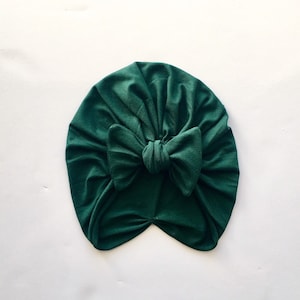 Babymutsje met tulband in diep jagersgroen, tulbandstrikje, tulband hoge knoophoed, babybeanie, babymutsje, babytulband, striktulband, lichtblauw Tu
