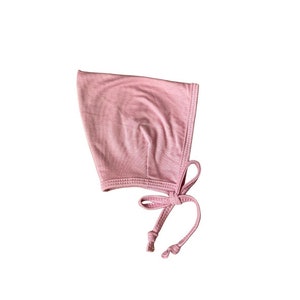 Touca de bebê rosa suave: chapéu pixie leve e elástico (0 a 3 meses)
