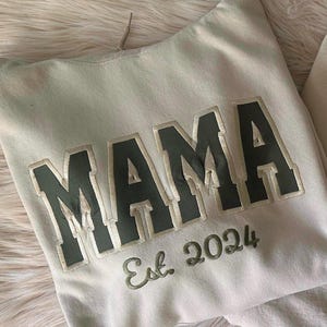 Custom Embroidered Mama Sweatshirt, Personalized Embroidered sweatshirt, Auntie Sweatshirt,  Gigi Sweatshirt, Nana Sweatshirt, Mothers Day