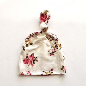 Baby Spitzen Knotenmütze in &quot;&quot;Ella&quot;&quot; rosa und gelb Blumenmütze, Baby Mädchen Geschenk, Baby, Neugeborenen Mützen, Babymütze, Baby Mädchen Krankenhaus.&quot;