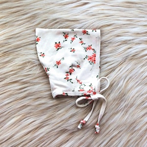 Coral Blossom Baby Bonnet: Lekki kapelusz w stylu wróżki (0-3 miesiące)