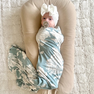 Conjunto de fraldas para bebê em "Eloise" Light Teal Floral com turbante canelado em marfim, acessório para fotos de bebê, turbante com laço, turbante com coque, conjunto de hospital, presente,