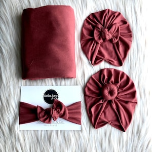 Conjunto de fraldas para bebê em vermelho-poeira “Zane” com turbante combinando, acessório para fotos de bebê, conjunto de hospital, presente para bebê, turbante com laço, turbante com coque
