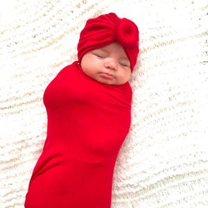 Inbakerdoek in 'Sloan' Bright Red met bijpassende tulband, hoofdband, babyfotorekwisiet, ziekenhuisset, babycadeau,