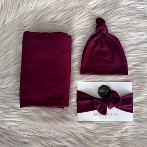 Manta para bebé en color vino "Aria" con gorro de nudo, diadema de punto, accesorio para fotos de bebé, set de hospital, regalo para bebé niño, manta elástica.