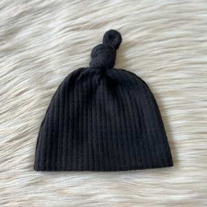Gorro de bebê com nó superior em tricô waffle de aveia preto Hollis Gorro de nó superior, presente para bebê, presente para menina, gorros para recém-nascidos, gorro para bebê, gorro para hospital para bebê