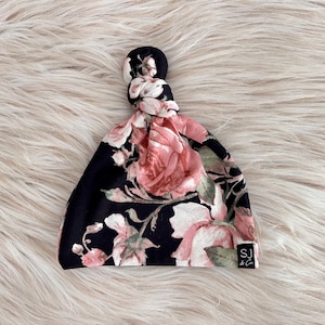 Chapéu de nó superior para bebê em "Rosie" Floral preto Chapéu de nó superior, presente para bebê, presente para menina, chapéus para recém-nascidos, gorro para bebê, chapéu de hospital para bebê