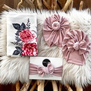 Conjunto de fraldas para bebê em "Clara" floral rosa e roxo, turbante lilás claro, acessório para fotos, conjunto de hospital, presente para bebê, fralda de hospital, manta para bebê