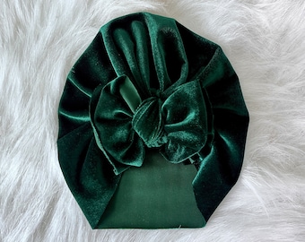 Turbante de terciopelo verde cazador para bebé: gorro moderno con lazo