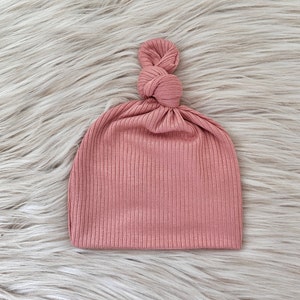 Hoge knoop babymutsje in Nellie Rose Blush geribbelde top, babycadeau, cadeau babymeisje, pasgeboren hoeden, babymutsje, ziekenhuisbabymutsje