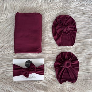"Baby Swaddle Set in ""Aria” Wine mit passendem Turban, Stirnband, Baby Foto Requisite, Krankenhaus Set, Baby Geschenk, weinrot Baby Swaddle, Messy Bow."