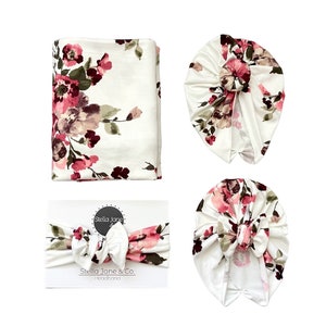 Inbakerdoek in 'Morgan'-wijn en roze bloemen en bijpassende tulband, hoofdband, babyfotorekwisiet, ziekenhuisset, babycadeau, rekbare inbakerdoek