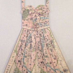 PARIS - Grande robe de carte de Paris vintage de 36 x 61 cm pliée à la main - tenture murale pour chambre de bébé, chambre de fille, art mural, robe en papier suspendue.