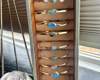 Brazaletes apilables con piedras preciosas