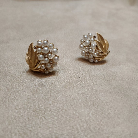 Trifari Pearl Earrings Vintage b