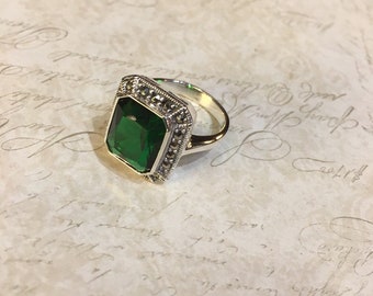 Emerald green solitaire Square Ring