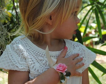 Pink Rose Corsage - Pink Seide Corsage - Pink Handgelenk Corsage - Ivory Band Wristlet - Blumen Wristlet - Blumenmädchen Corsage - Flowergirl Geschenk