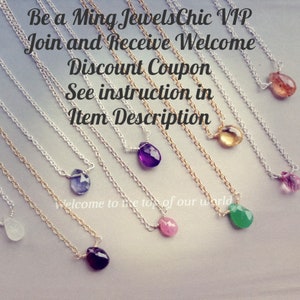 Op de afbeelding: Een verzameling kettingen met edelsteenhangers en zilveren en gouden kettingen. De hangers zijn in verschillende kleuren, waaronder paars, roze, groen en geel. De afbeelding bevat tekst: "Be a Ming Jewels Chic VIP" en "Join and Receive Welcome Discount Coupon".