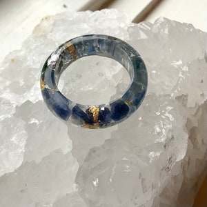 Anillo de zafiro, anillo de zafiro en bruto, anillo de zafiro y resina lolita, piedra natal de septiembre, regalo de cumpleaños, anillo de pepita de zafiro, anillo de piedra natal