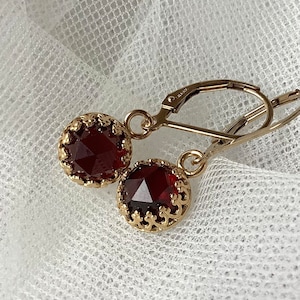 Pendientes de granate en oro rosa, oro amarillo y plata de ley. Pendientes colgantes de granate facetado de talla rosa de 6 mm y 8 mm. Pendientes con la piedra de nacimiento de enero.