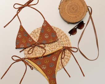 Bikini con stringhe riciclate in stile retrò anni '70 e abbigliamento da festival