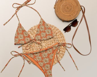 Bikini con stringhe riciclate superiore e inferiore con stampa del segno della pace del fiore arancione retrò anni '70