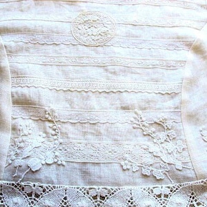 Schönes Leinenkleid Detaillierte Edwardian Spitze Creme Antike Spitze Loses Midi Cottagecore-Empfangskleid