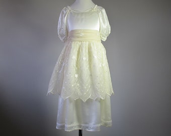 Exquisite seltenste 1950er Jahre Satin und Spitze Blumenmädchen Kommunion besondere Anlässe Mädchen Kleid Größen 5-6-7 Jahre