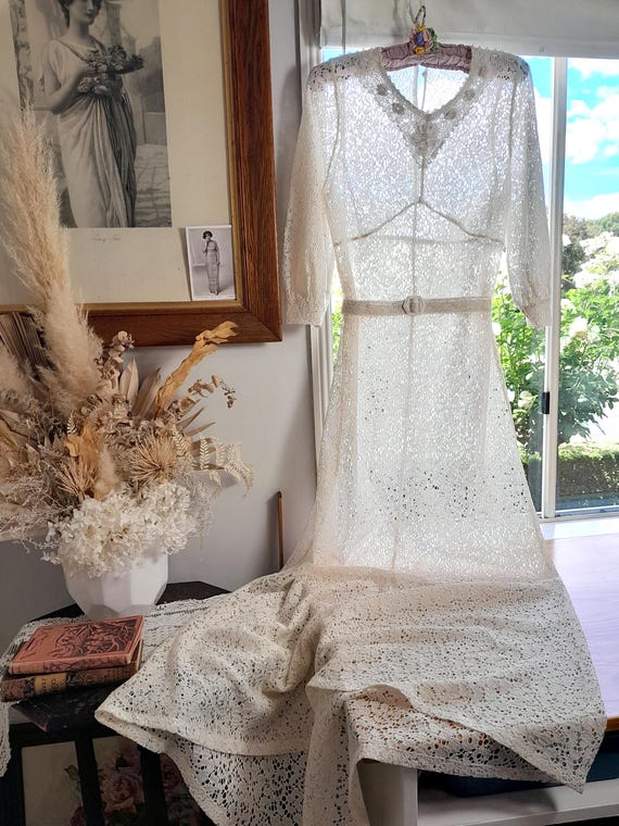 irish crochet lace wedding dress Irish Crochet Wedding Dress from 1904  source --> https://www.antique-gown .com/en/1900-1919/irish-crochet-dress,-ca-1904