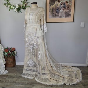 Antique early 1900&#39;s French Embroidered Pure Silk Mixed Handmade Lace Wedding Ball Gown w Detachable Train