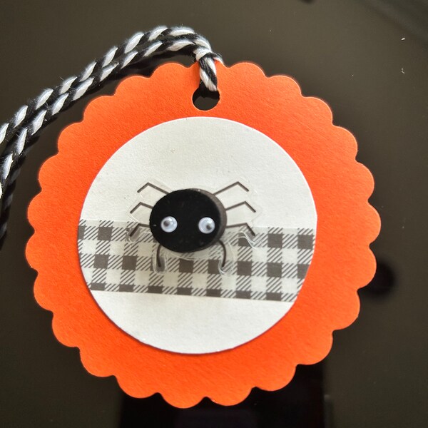 Adorable Halloween gift tags for your "scary" friends. Orange and black colors, darling little spider with wobbly eyes is too cute! Set of 6