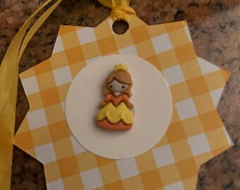 Sweet princess and ladies-in-waiting gift tags for your child's party. Yellow & white colors featuring adorable resin figures. Set of 11.