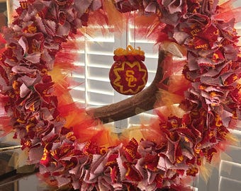 Ghirlanda di 48 cm (19 pollici) realizzata a mano con tessuto e tulle, con il logo dei Trojan della USC.