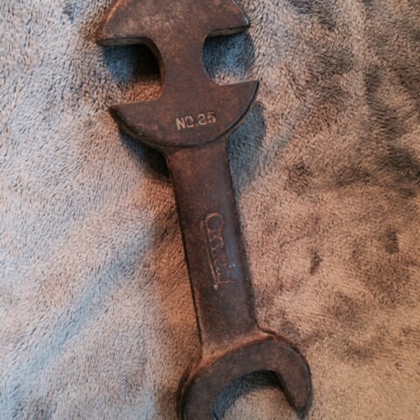 Vintage Oxweld wrench No. 25