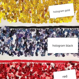 Könnte beinhalten: Drei Reihen Fransenbesatz mit Pailletten. Die obere Reihe ist gold, die mittlere Reihe ist schwarz und die untere Reihe ist rot. Der Text "hologram gold", "hologram black" und "red" steht unter jeder Reihe.