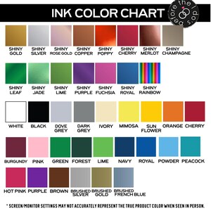 Puede incluir: Carta de colores de tinta con una variedad de colores, incluyendo oro brillante, plata, oro rosa, cobre, amapola, cereza, merlot, champ&aacute;n, hoja, jade, lima, morado, fucsia, real, arco&iacute;ris, blanco, negro, gris paloma, gris oscuro, marfil, mimosa, flor de sol, naranja, cereza, burdeos, rosa, verde, bosque, lima, azul marino, real, polvo, pavo real, rosa intenso, morado, marr&oacute;n, plata cepillada, oro cepillado y azul franc&eacute;s cepillado. La carta incluye el texto "INK COLOR CHART" y "* SCREEN/MONITOR SETTINGS MAY NOT ACCURATELY REPRESENT THE TRUE PRODUCT COLOR WHEN SEEN IN PERSON."
