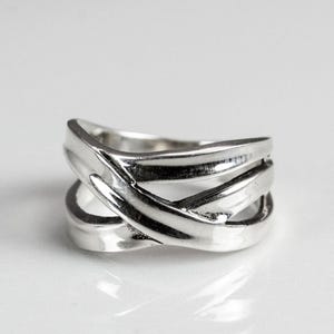 Elegant Sterling Silver Crossover Ring - Classic Crisscross Design for Women, Versatile Jewelry Gift RI12743
