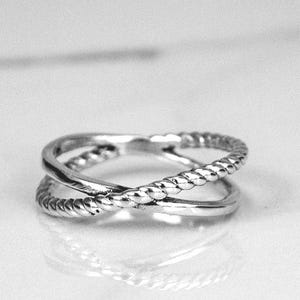 Delicado anillo cruzado de plata de ley para mujer - Diseño pequeño superpuesto, regalo de joyería minimalista R25227