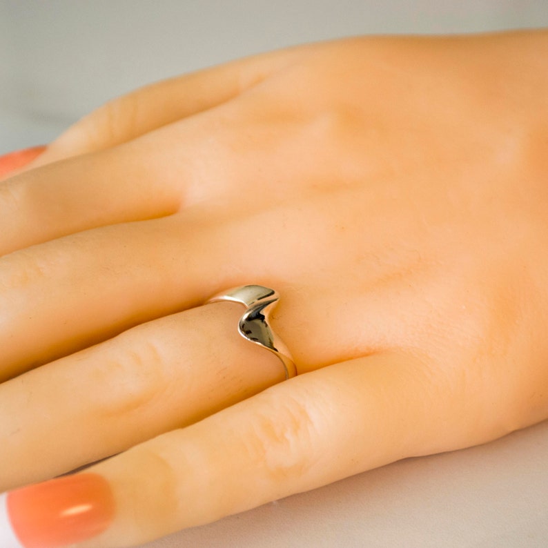 Petite Sterling Silver Wave Ring, Dainty Sterling Silver Wave Ring R03419 image 2