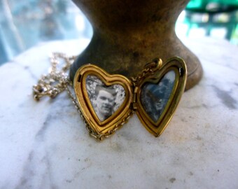 Vintage HISTORICAL 1950s k20 Gold Heartshaped Locket with Pearlescent middle and Castle design and Images still intact