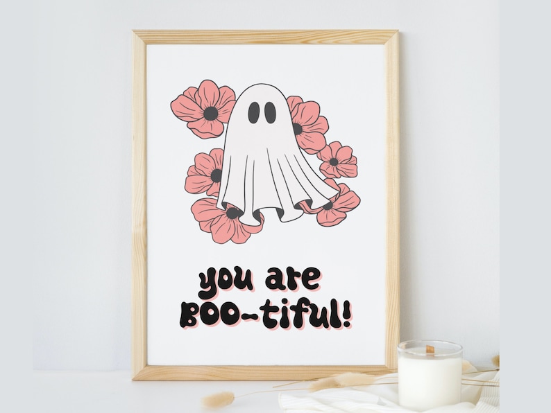 Puede incluir: Un fantasma blanco con dos ojos negros est&aacute; rodeado de flores rosas. El texto "you are boo-tiful!" est&aacute; escrito debajo del fantasma.