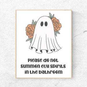 Puede incluir: Un fantasma blanco con dos ojos y una boca, rodeado de flores naranjas, con el texto "Por favor, no invoques esp&iacute;ritus malignos en el ba&ntilde;o".